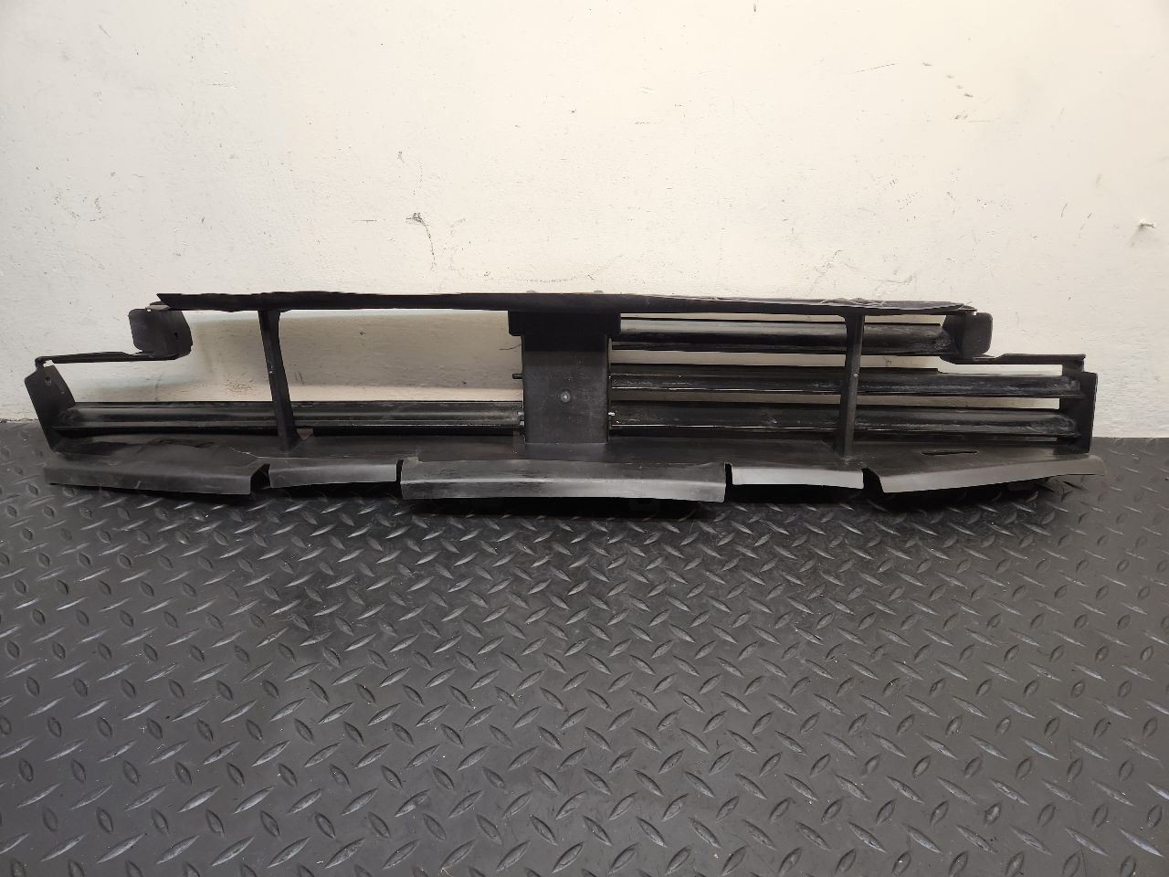23-25 BMW 740I Lower Air Shutter Assembly OEM 51745A35887