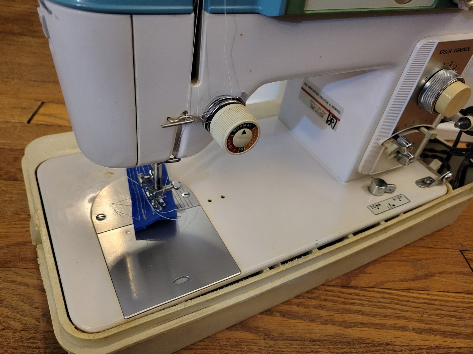 WHITE STRETCH STITCHES 940 Sewing Machine W/Pedal & Carrying Case NICE WORKS