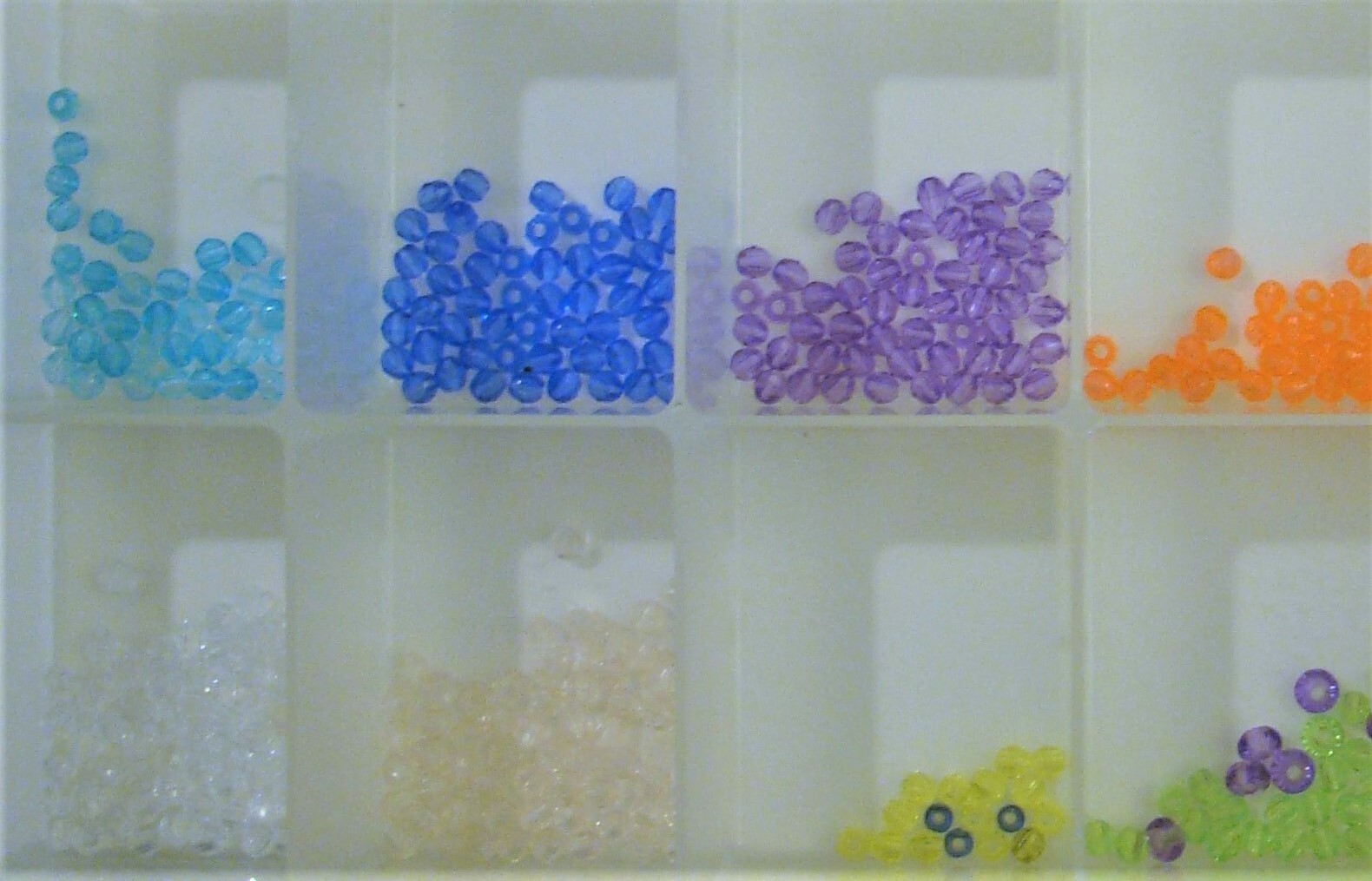 UNIEK: Plastic 17 Compartment Storage Container - Includes assorted small beads