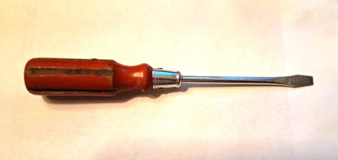 RED WOOD HANDLE SCREWDRIVER, SLOTTED (FLAT) BLADE 8" , UNBRANDED, DAMAGED HANDLE