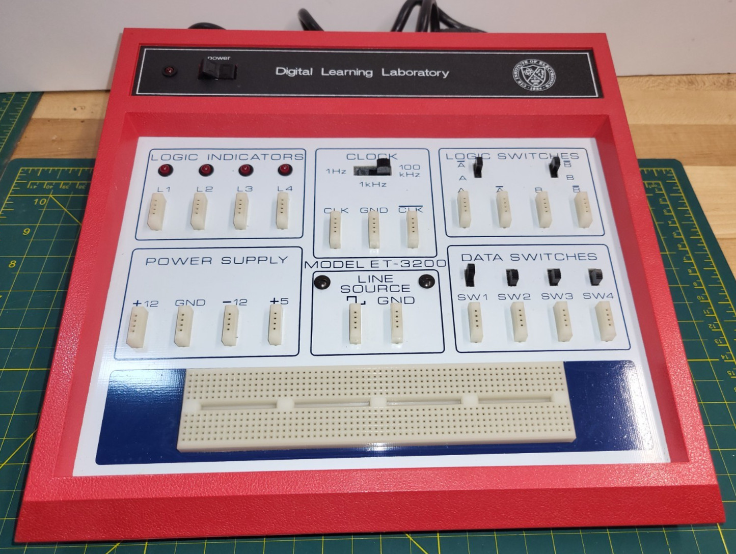 CLEVELAND INSTITUTE OF ELECTRONICS/HEATHKIT MODEL ET-3200 DIGITAL TRAINING LAB