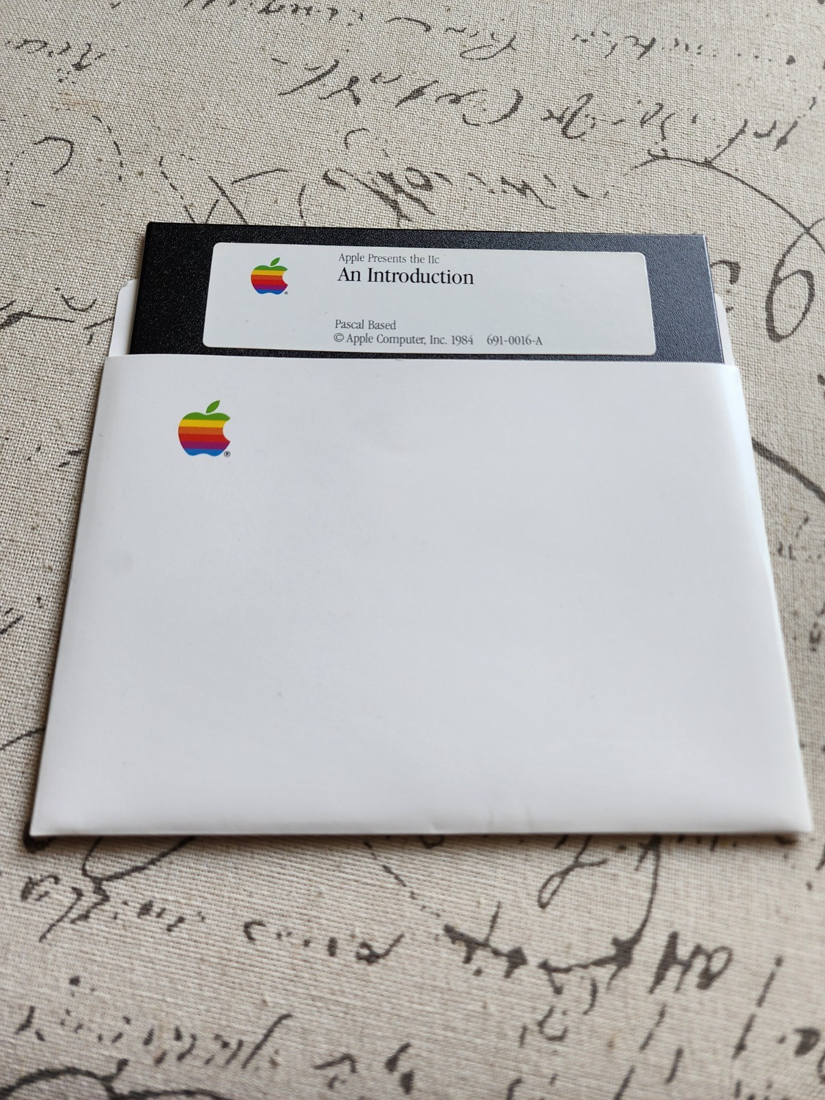 Apple presents the IIc An introduction Pascal based 1984 5.25" floppy