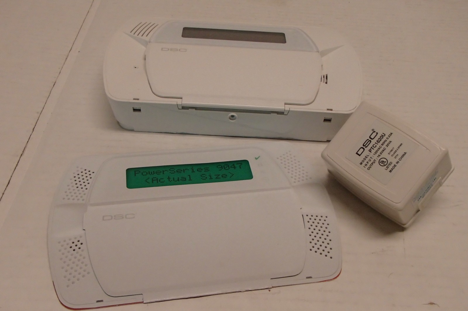 DSC SCW 9057-433 CP01 Power Series Alarm System Keypad & Power Supply PTC1620U