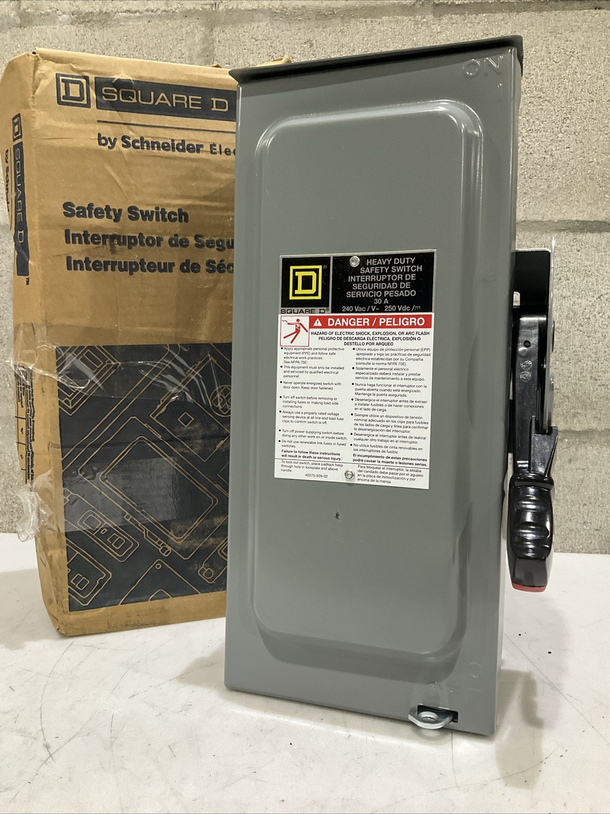 NEW SQUARE D H221NRB HEAVY DUTY SAFETY SWITCH 30A 240/250V 50/60HZ XE25