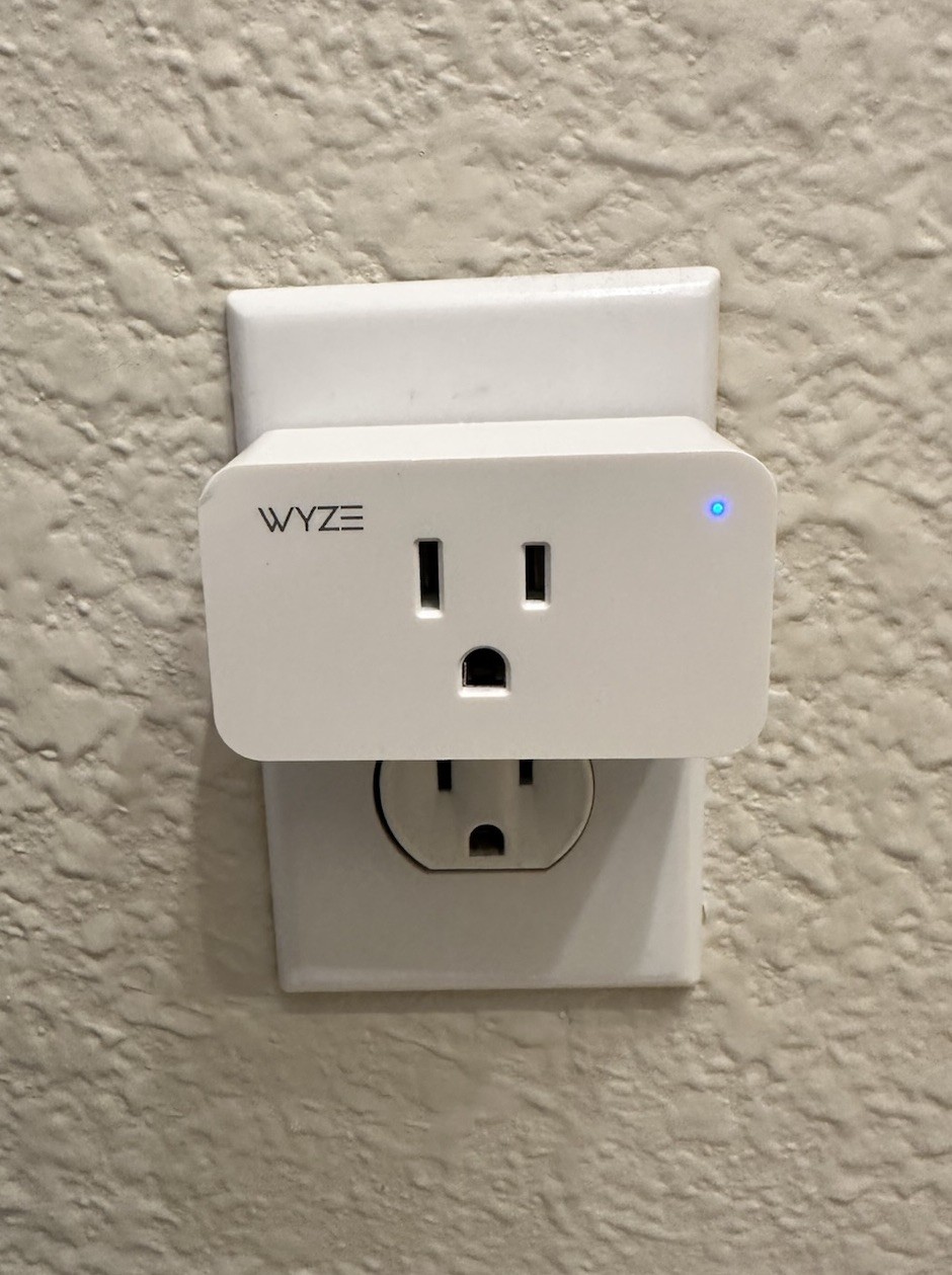 Wyze Plug, 2.4GHz WiFi Smart Plug, White (WLPP1CFH)