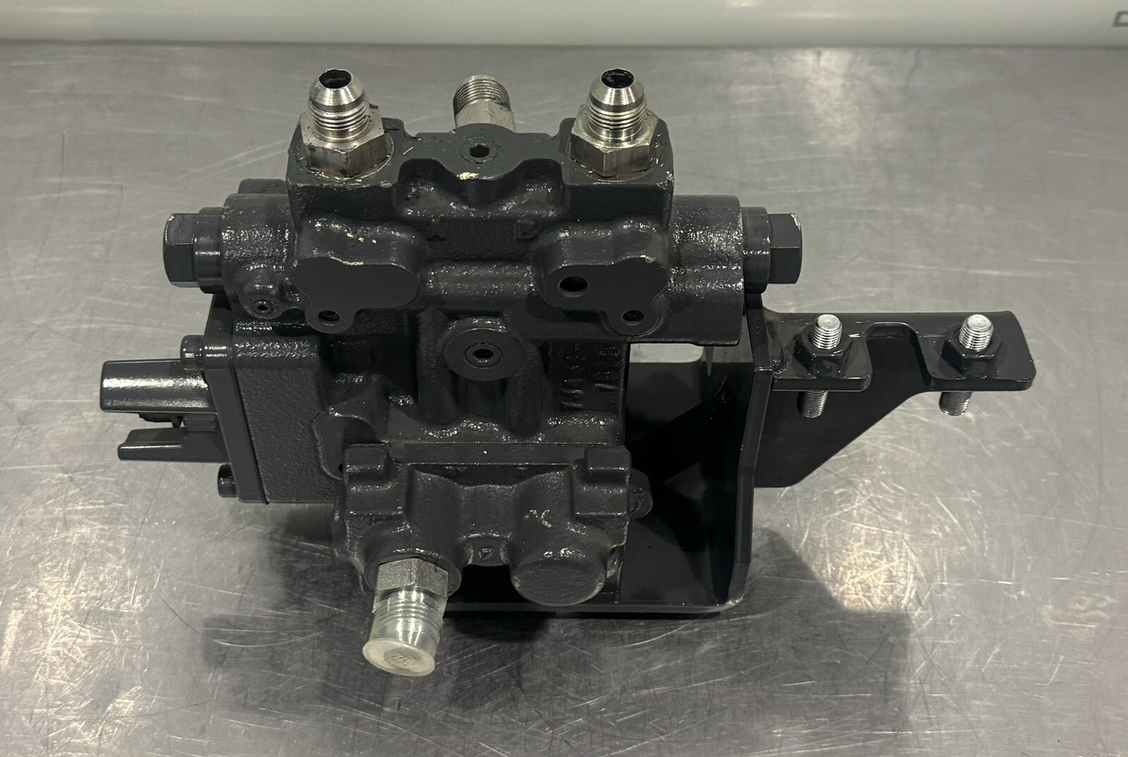 7J441-7818 Kubota Loader Hydraulic Valve NEW! FREE SHIPPING!