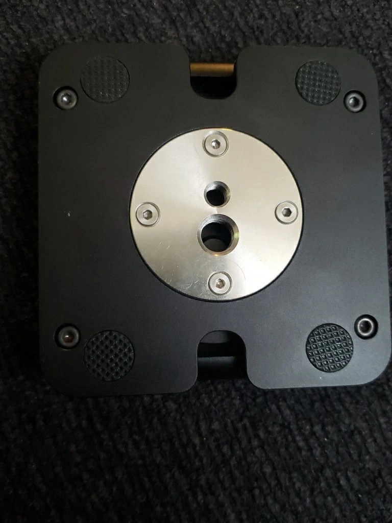 Pivoting tripod head