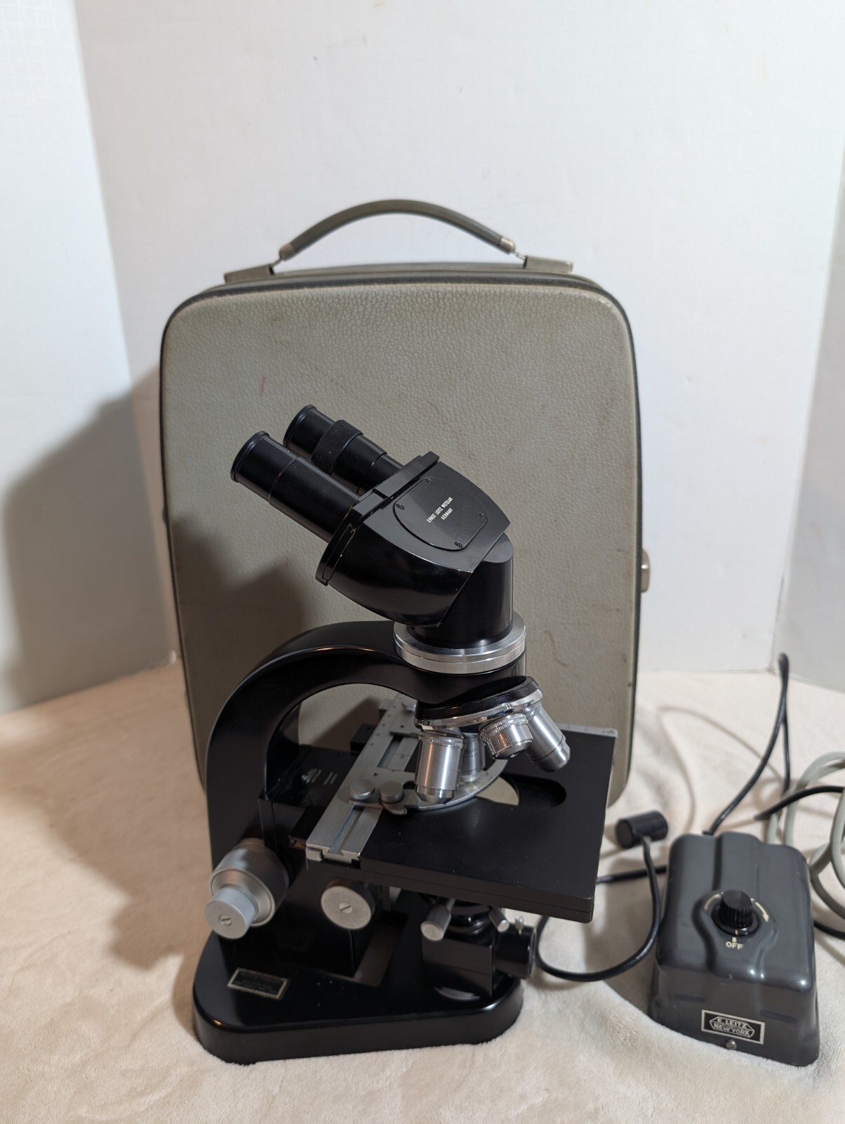 Leitz Wetzlar Binocular Microscope 4 Objectives Illuminator Case Manual Black