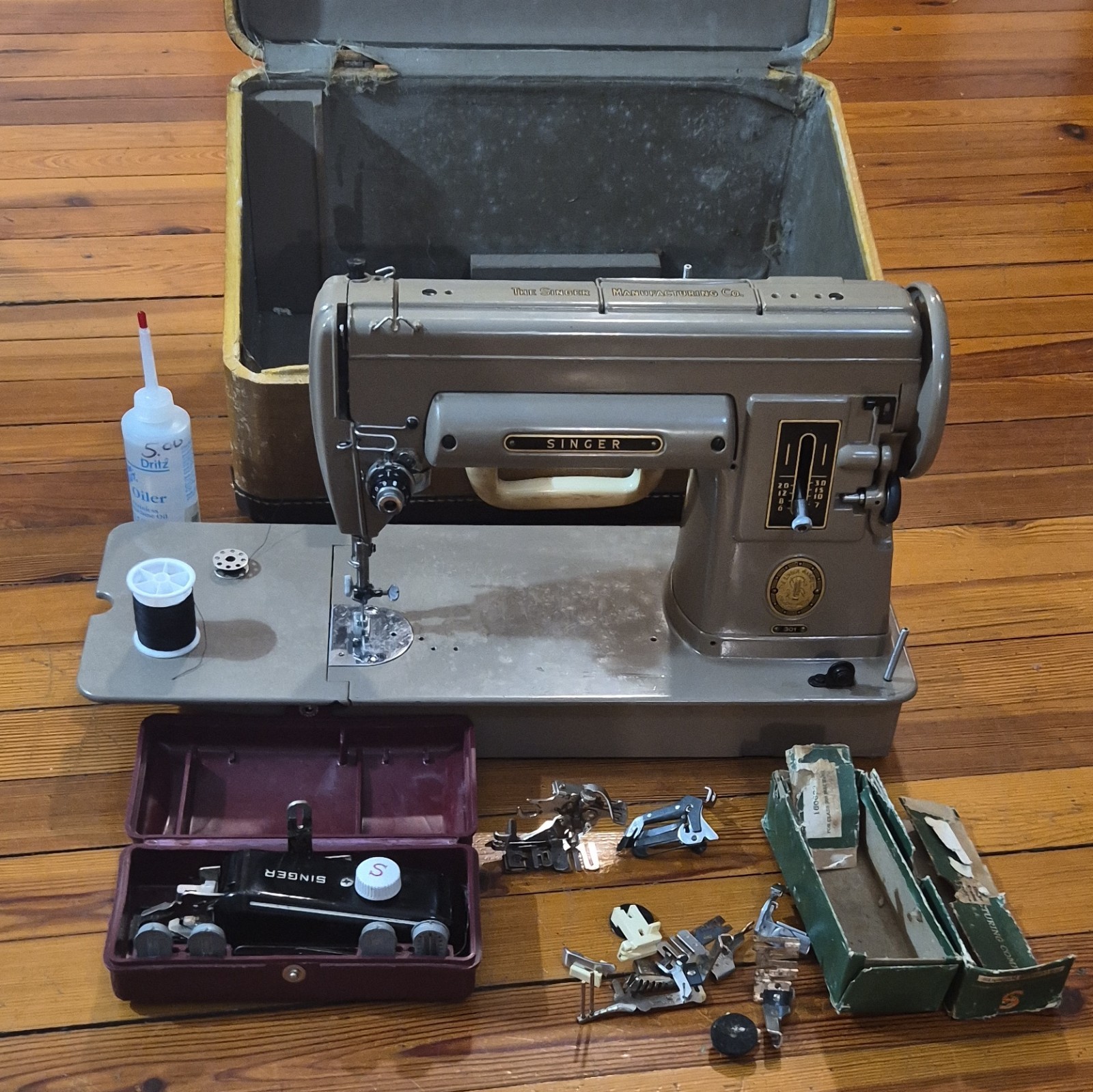 SINGER 301 Electric Portable Sewing Machine w/ Case, Buttonholer & Presser Feet