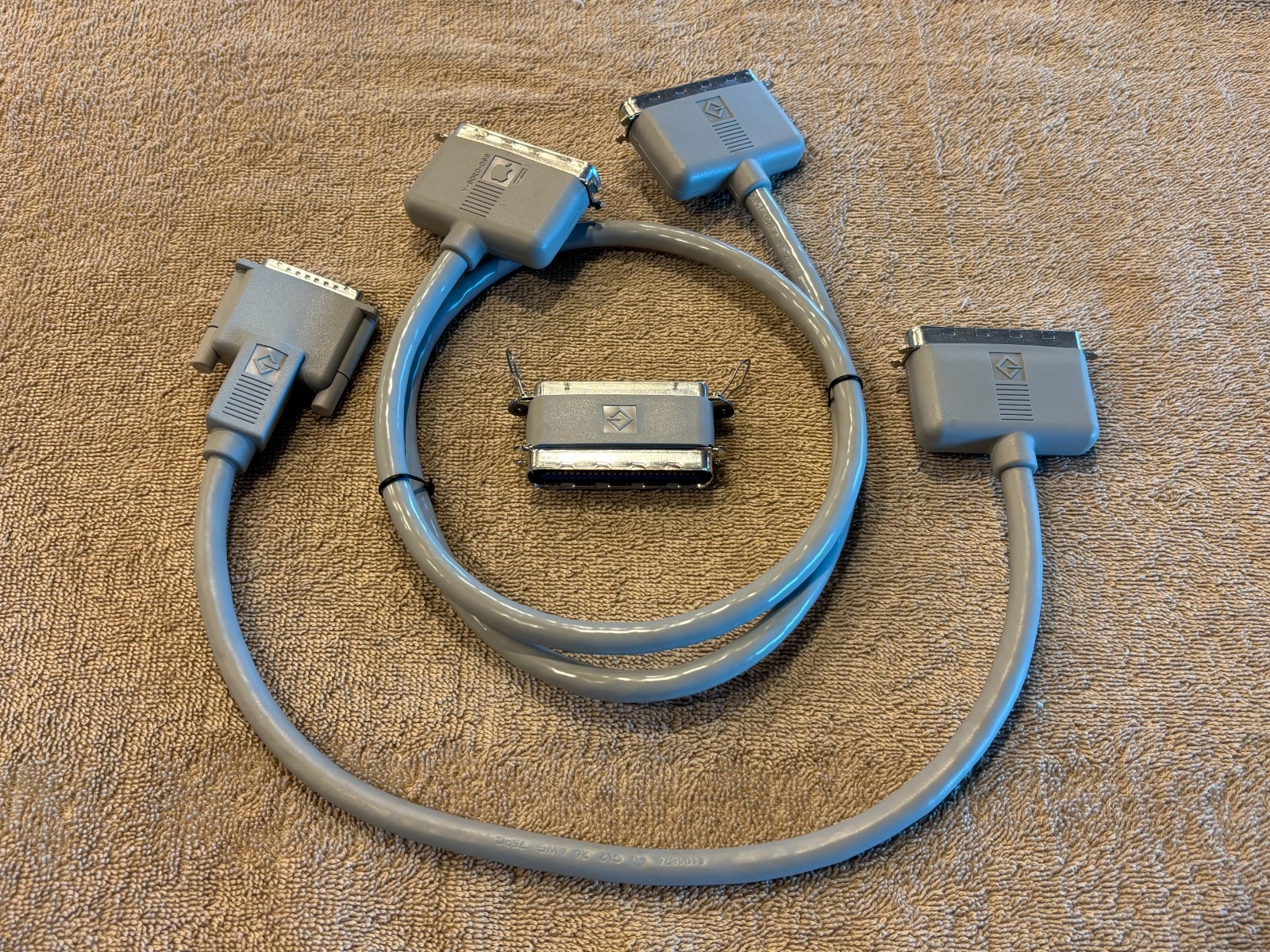 Apple SCSI Cable Set (3 pcs) Cables 590-0305-B/0306-B & Terminator 0695-A -Mint!