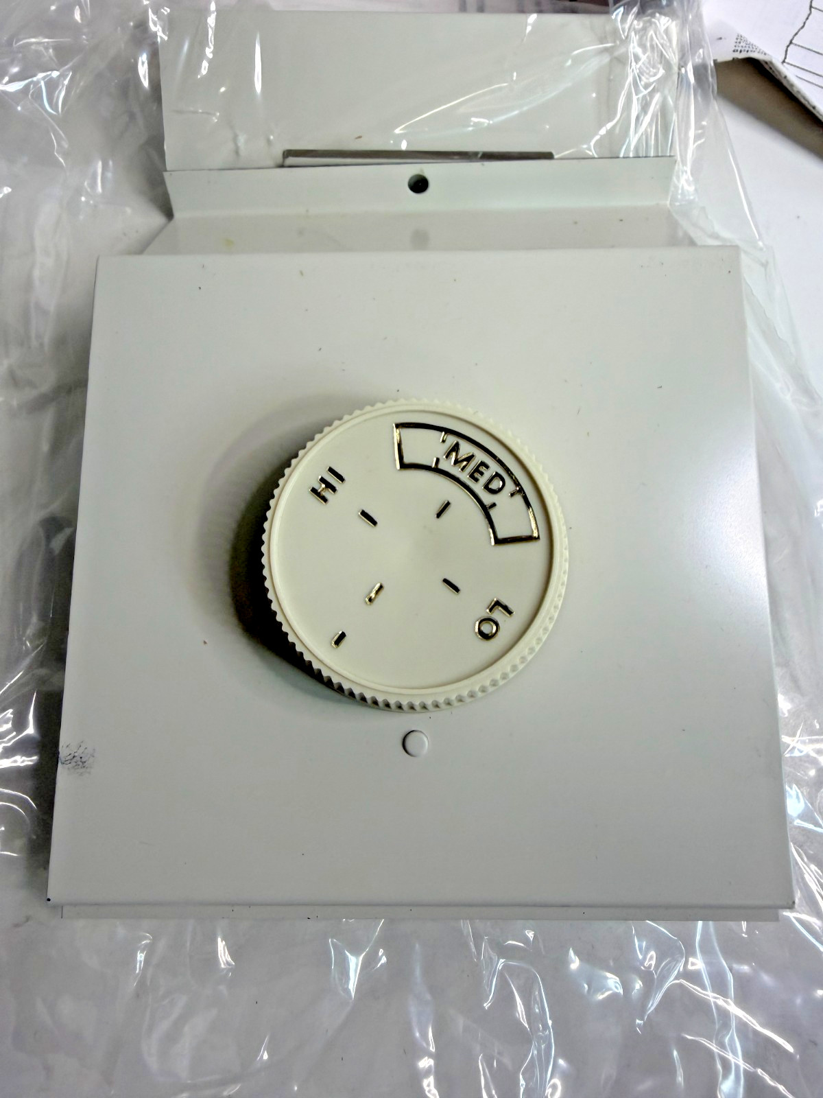 Baseboard TA1AW, TA1AWC, Single pole thermostat 22AMPS, 120-277 VAC Almond