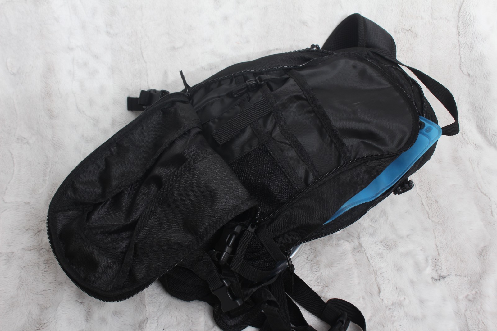 Quest 2L Hydration Daypack Backpack w/ Bladder Hiking Outdoors Black Summer