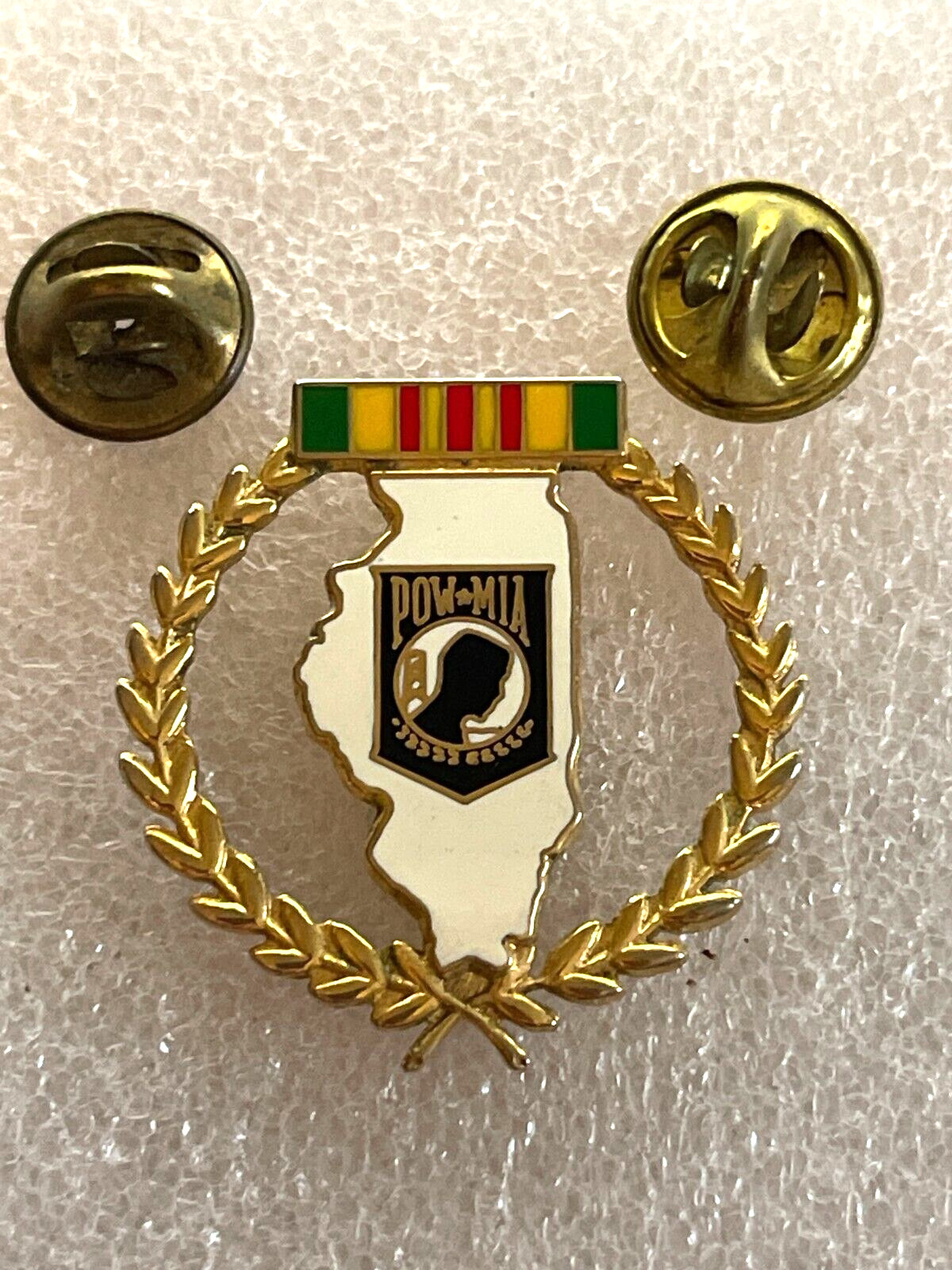 Illinois POW MIA Vietnam Pin Gold Tone Wreath Valor Honor. #24