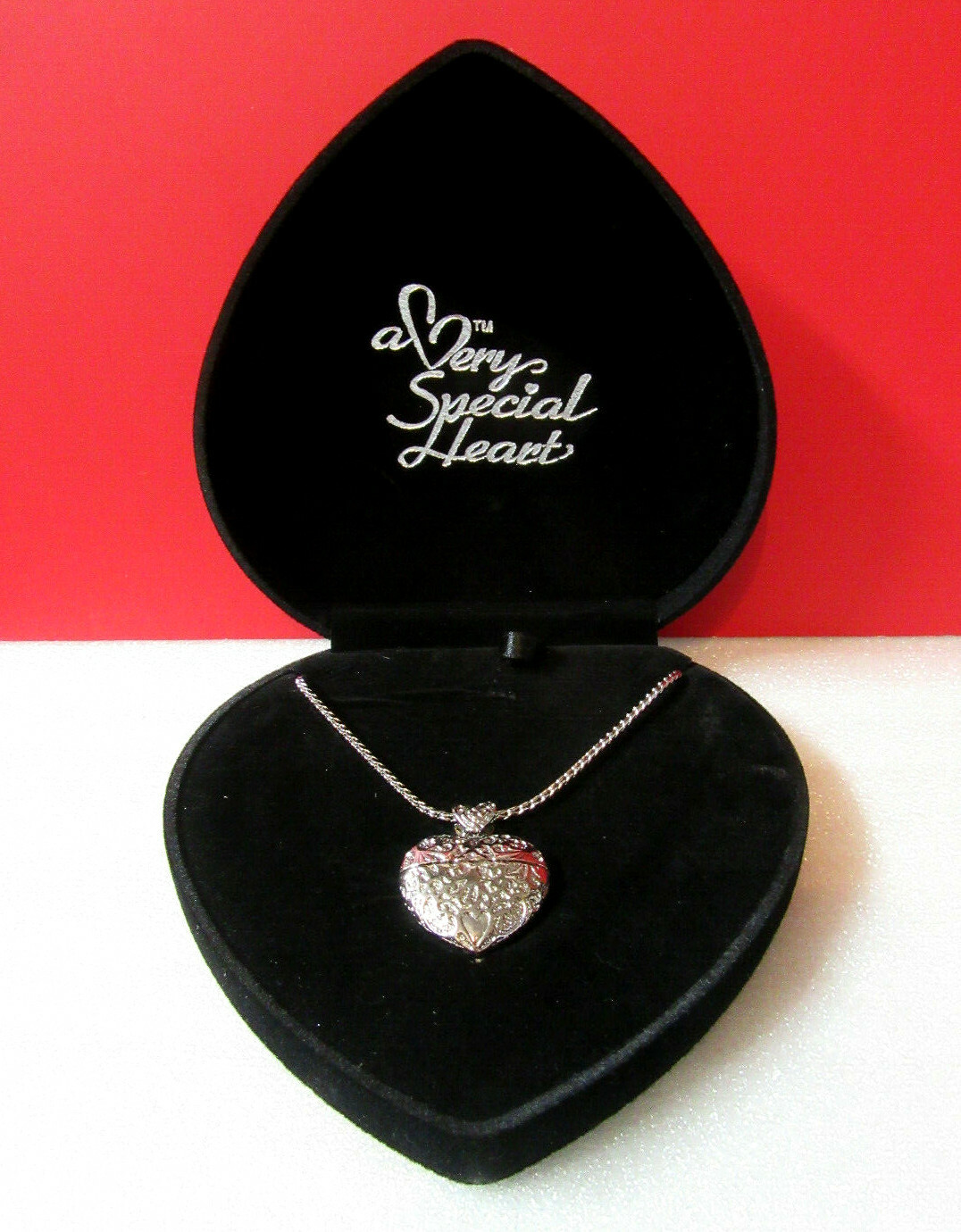 A Very Special Heart Silver Tone Pill Box Holder