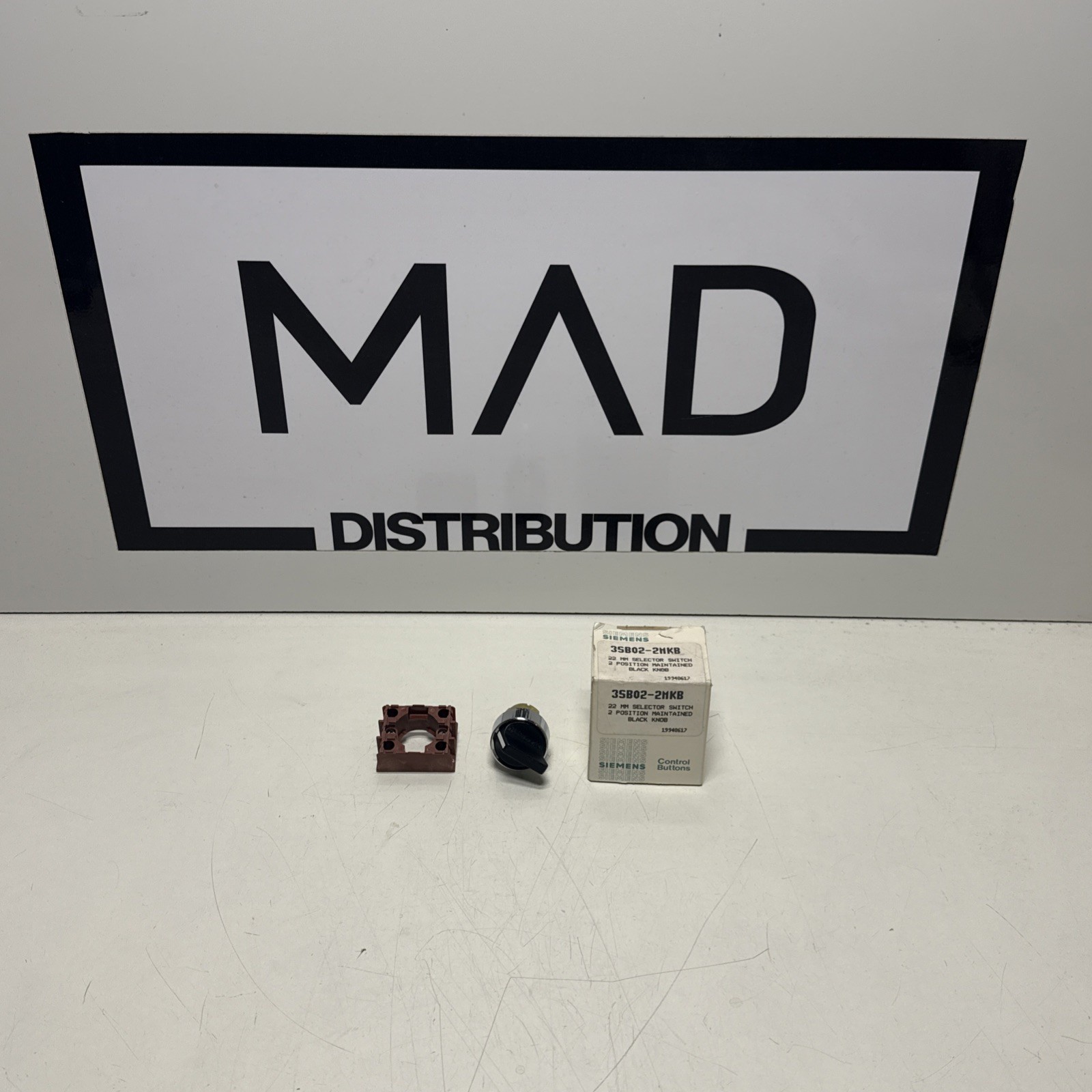 NEW SIEMENS 3SB02-2MKB 2 POSITION SELECTOR SWTCH 22MM BLACK