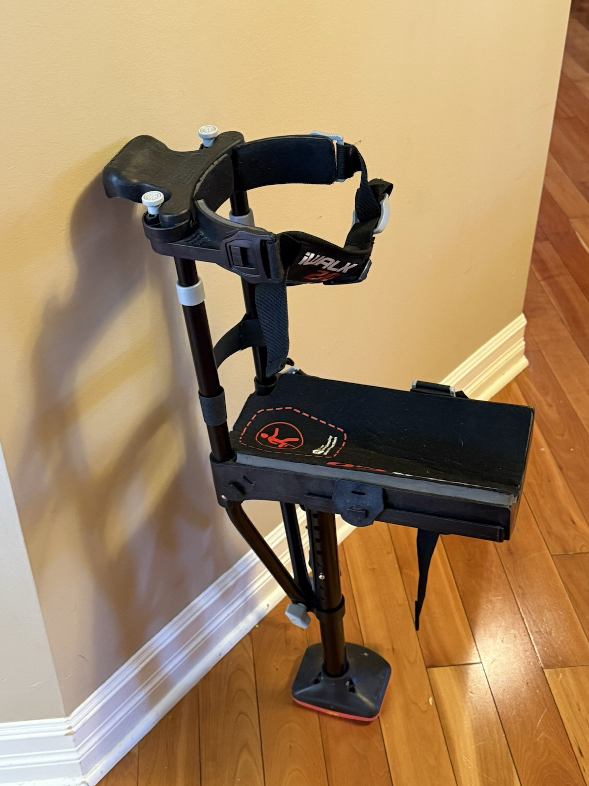 New:  IWALK Hands Free Crutch  Model 2.0 Great Condition
