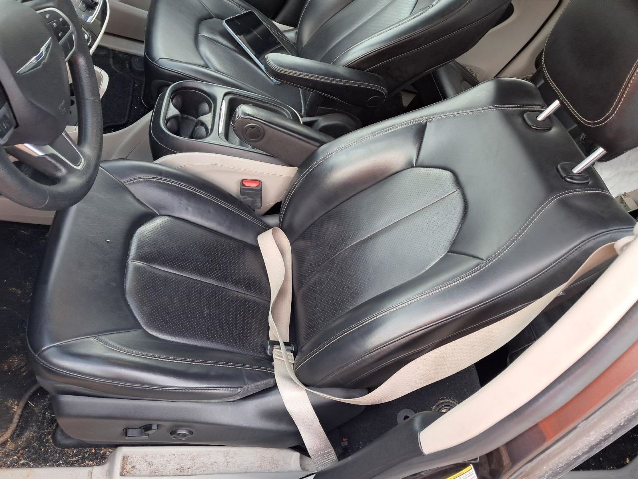 AVALNCH15 2002 Glove Box 4816283