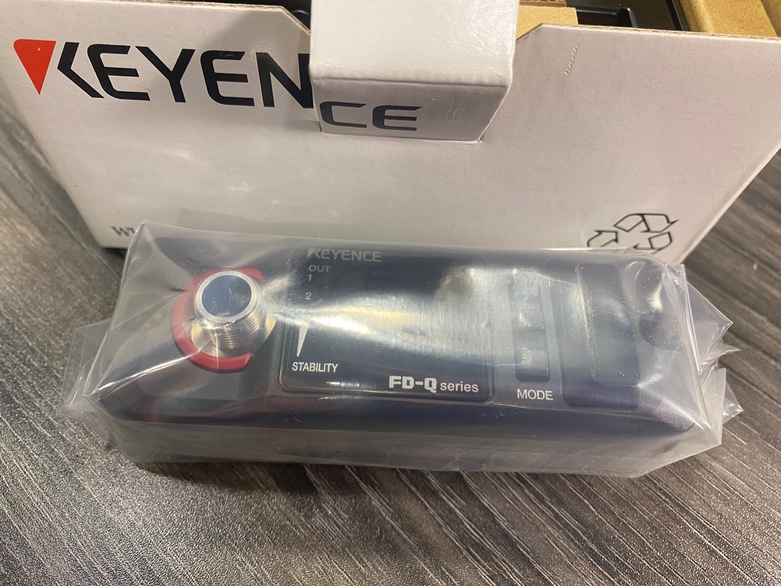 New Keyence FD-Q10C Clamp-on Digital Flow Sensor w/ Sensor Bracket 20-30VDC -USA