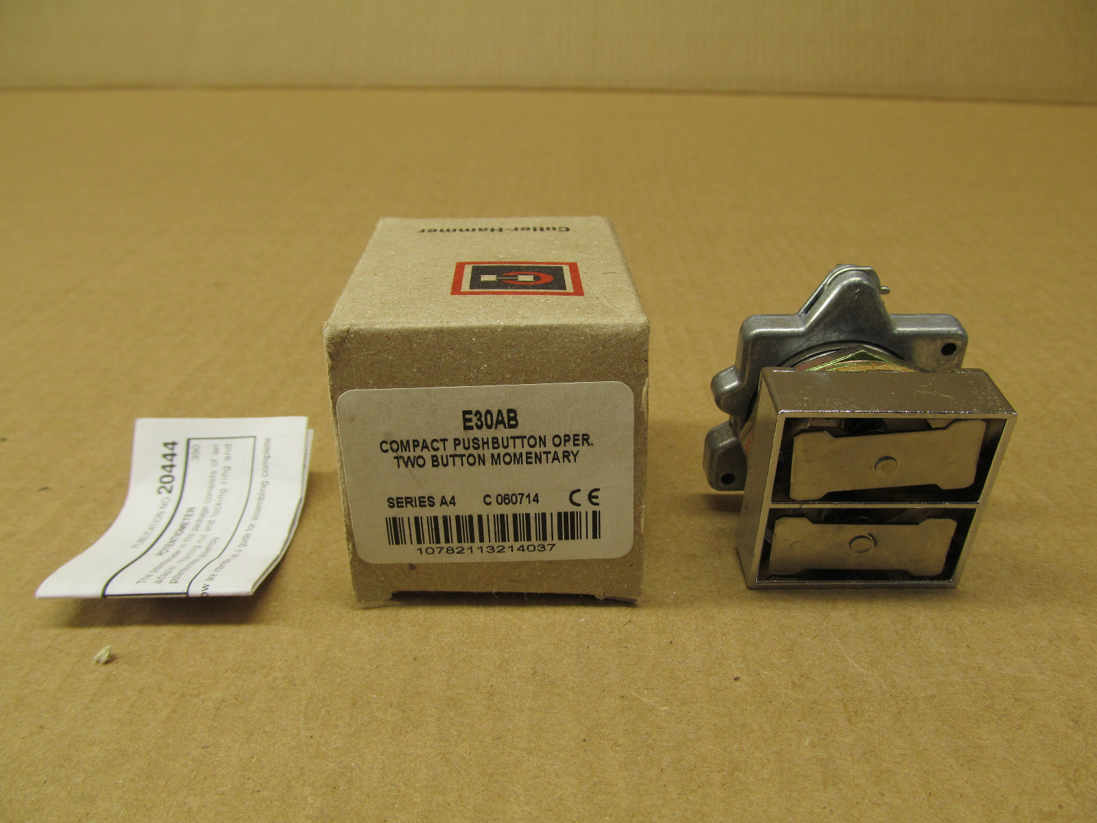 1 NIB CUTLER HAMMER E30AB PUSHBUTTON OPERATOR MOMENTARY 2 BUTTON (9 AVAILABLE)