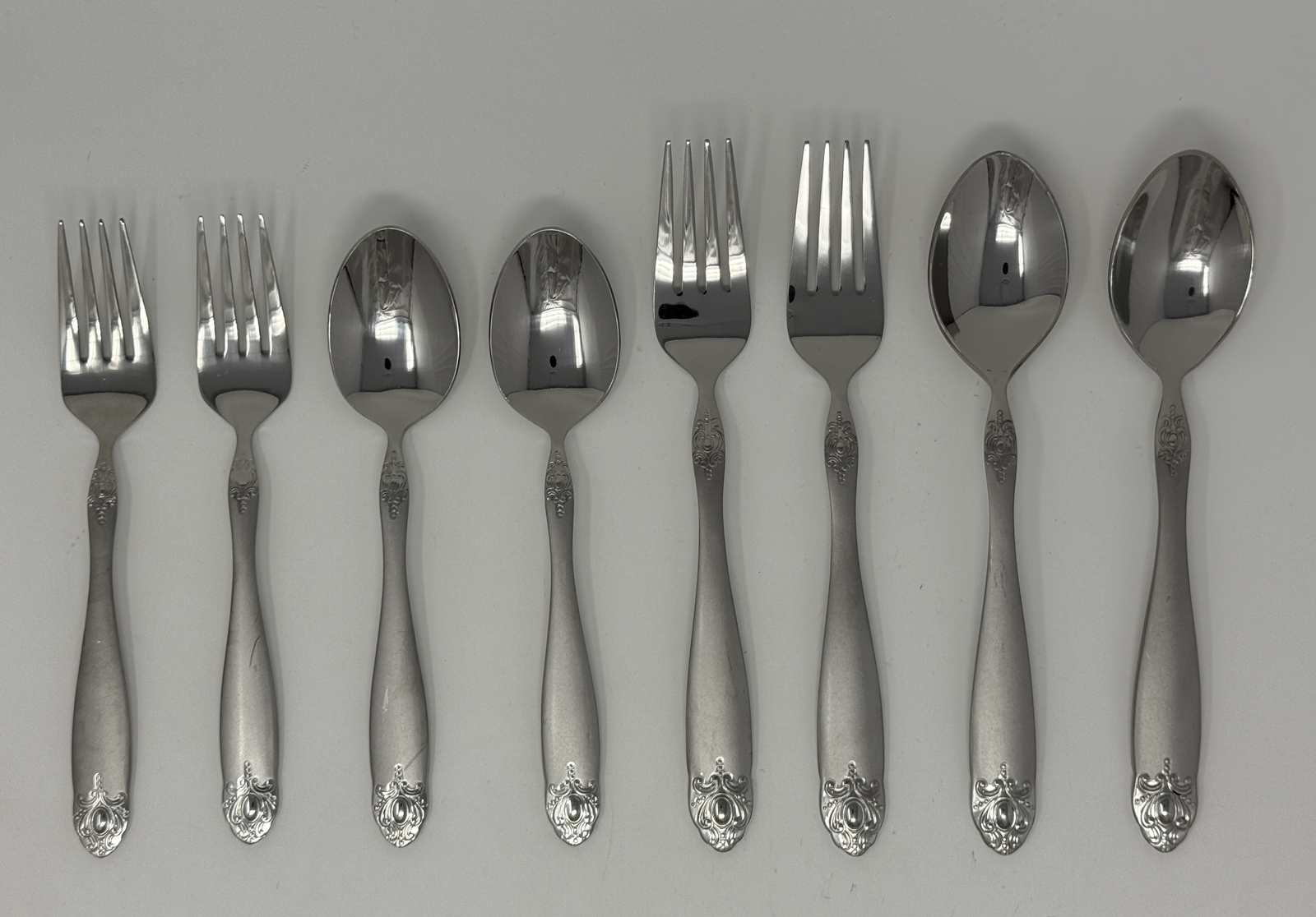 Oneida Brooch 8 Piece Service for 4 Stainless Flatware Set