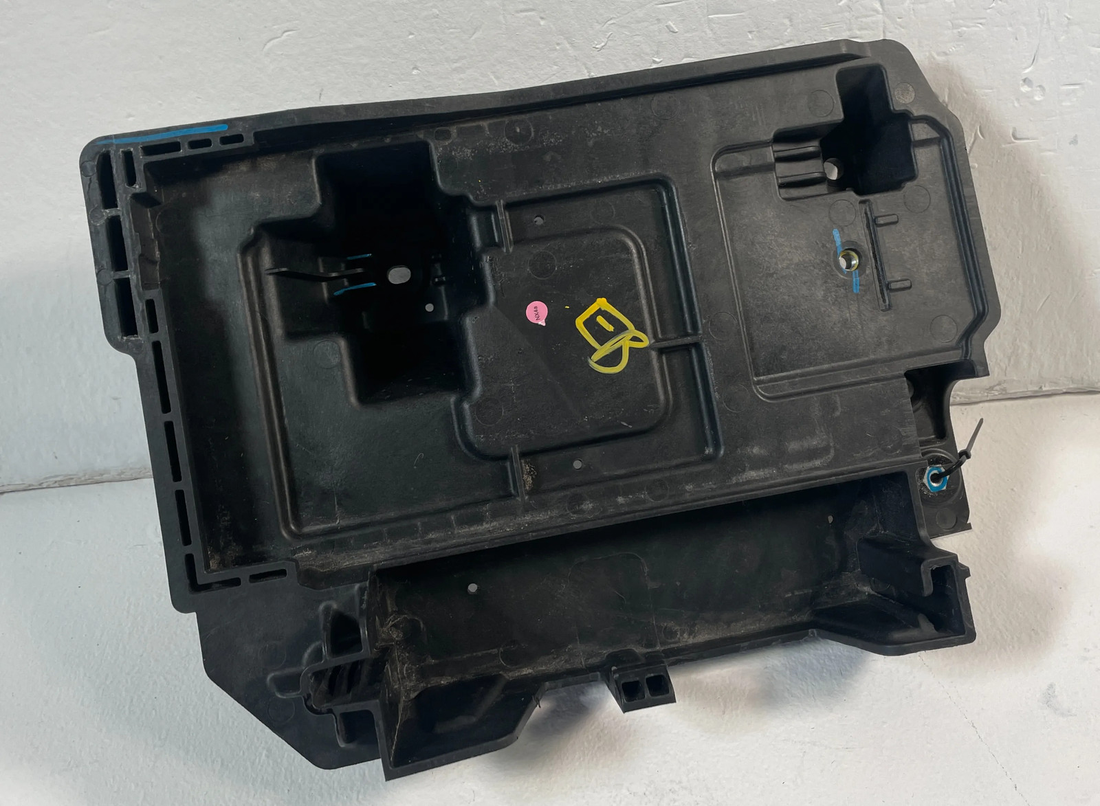 2022-2025 HYUNDAI TUCSON BATTERY TRAY HOLDER BOX SUPPORT BRACKET BLACK # 106048