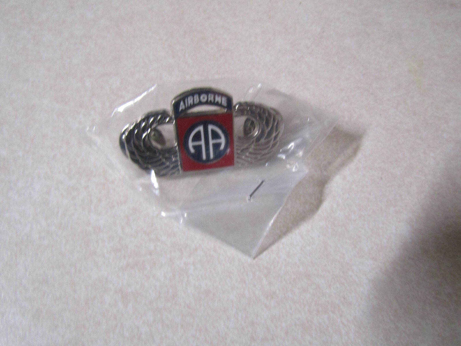 MILITARY INSIGNIA CREST DUI 82ND AIRBORNE DIVISION WITH 2 CLUTCHBACKS