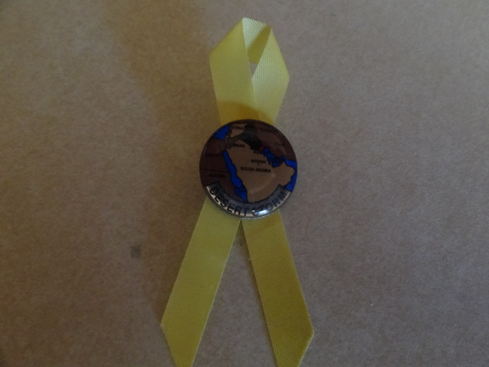 INSIGNIA CREST HAT PIN MINI BADGE DESERT STORM WITH YELLOW RIBBON IRAQ SAUDI ARA