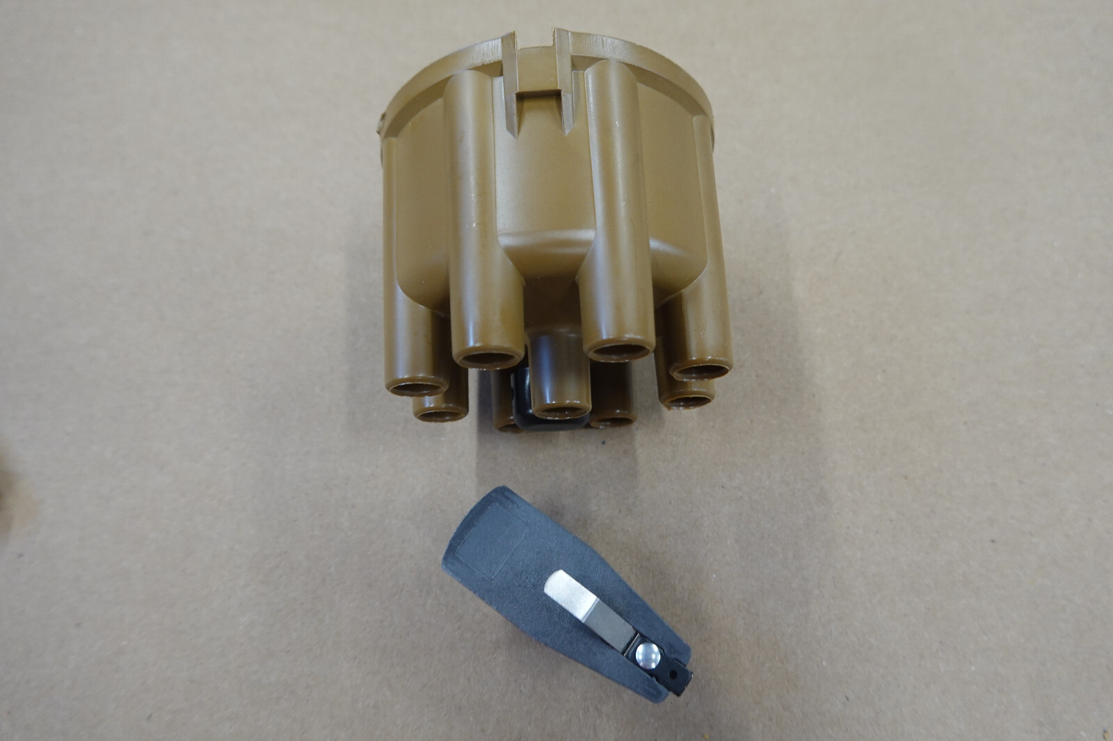 TAN DISTRIBUTOR CAP WITH ROTOR