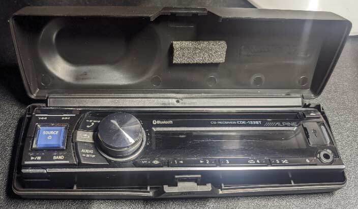 ORIGINAL ALPINE CDE-133BT FACEPLATE WITH CARRYING CASE OEM - Used