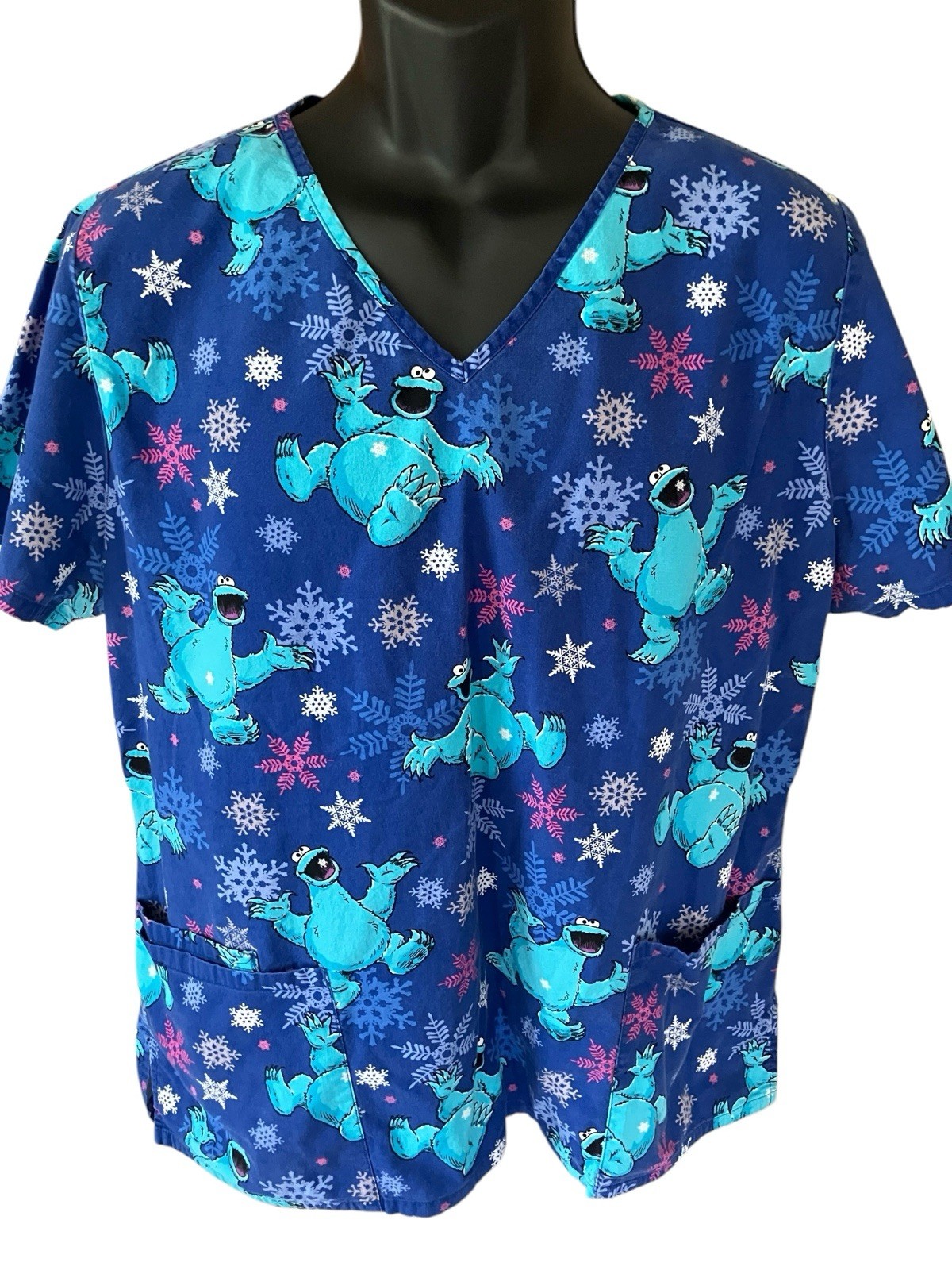 Sesame Street Scrub Top Women's Large Cookie Monster Snowflakes Multicolor V-Nec