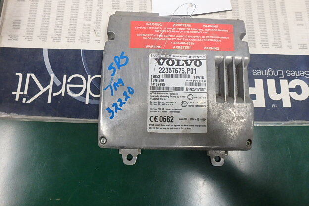 VOLVO VNL64T 2015: Cab Control Module CECU, P/N 22357675.P01 Telematic