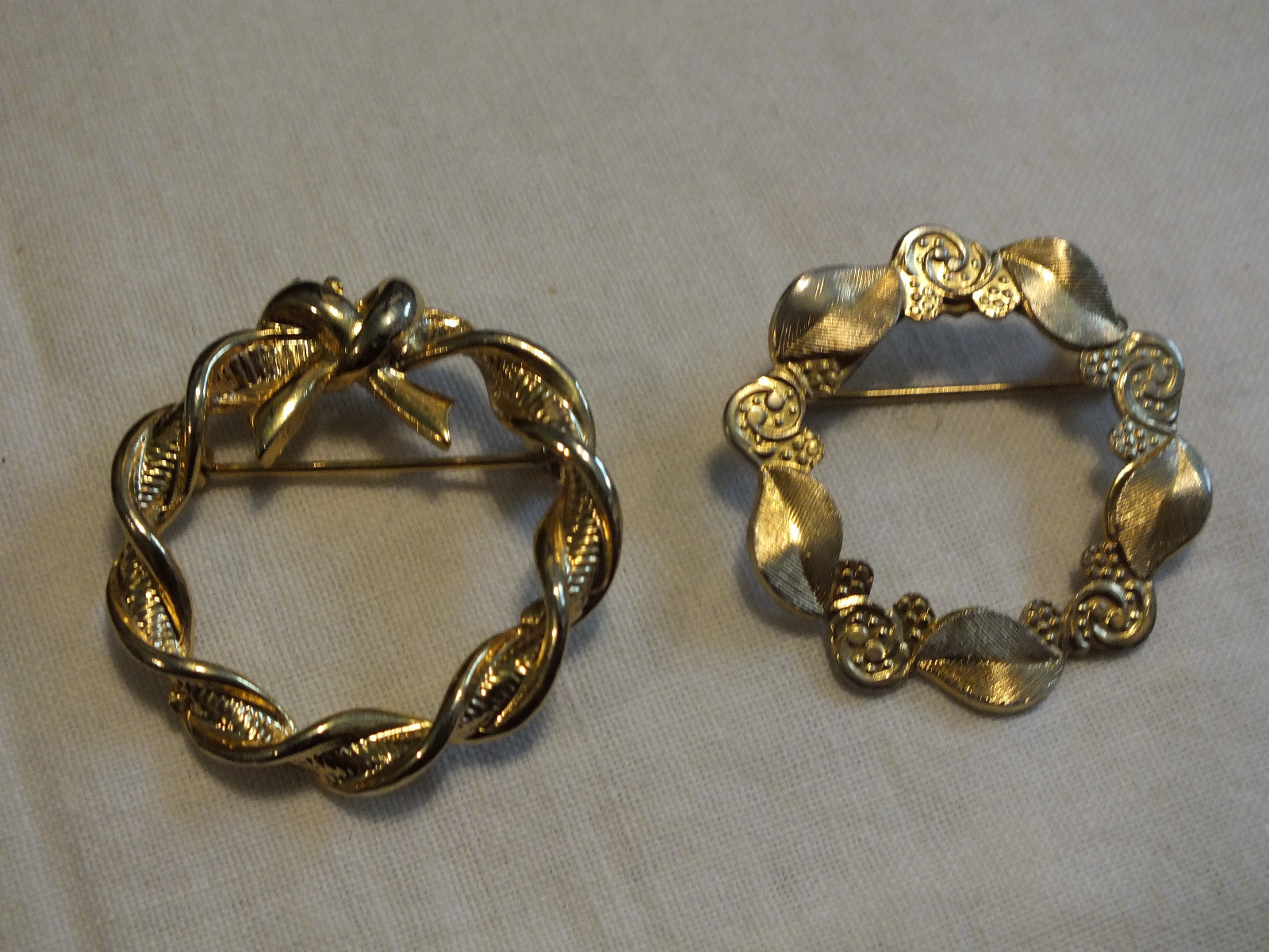 Holiday Brooch Pin Gold Tone Textured Wreath Set of 2 Everyday 1 1/4 Inch NICE