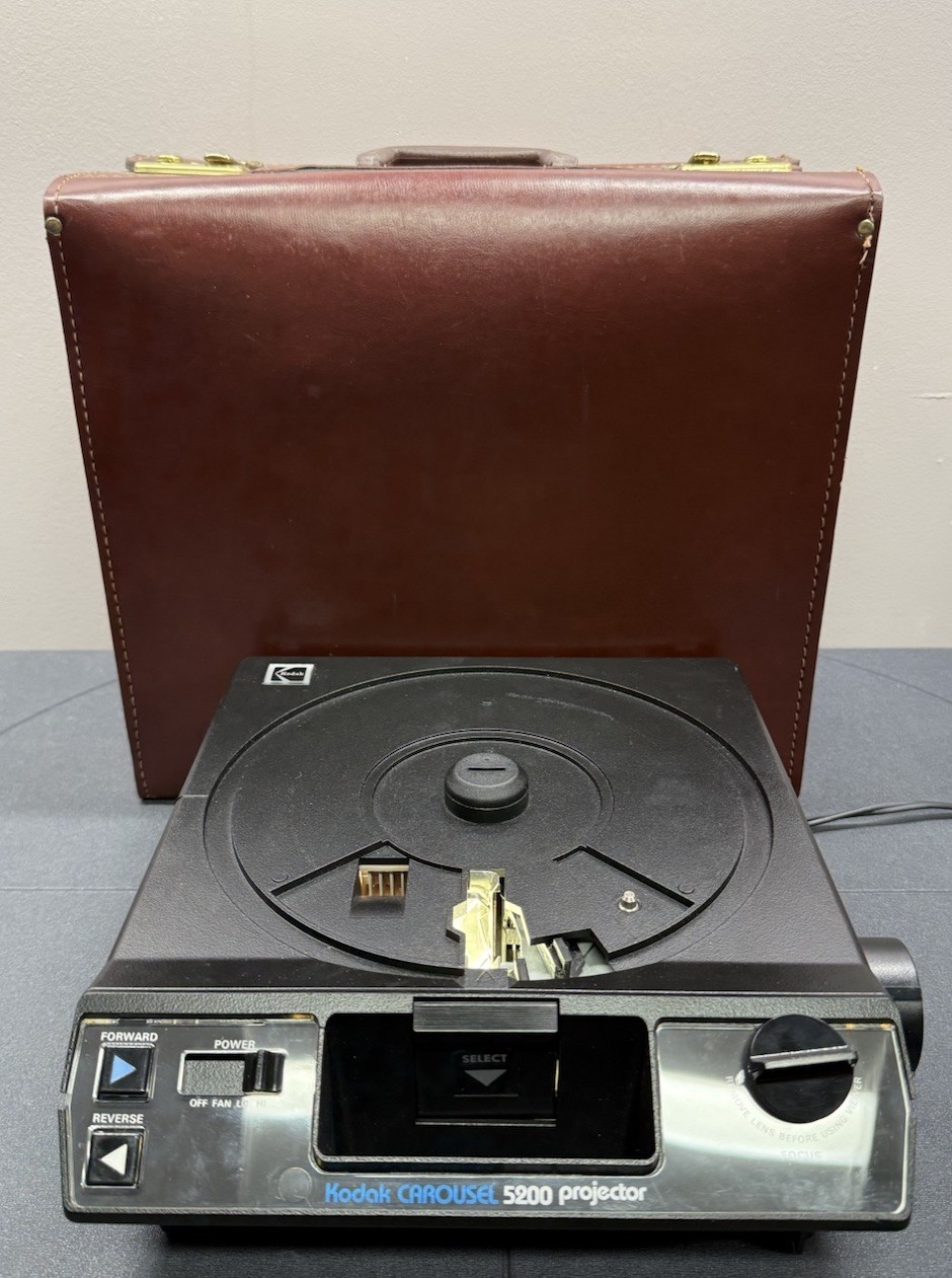 Kodak Carousel 5200 Vintage 35mm Slide Projector with Leather Case and Remote