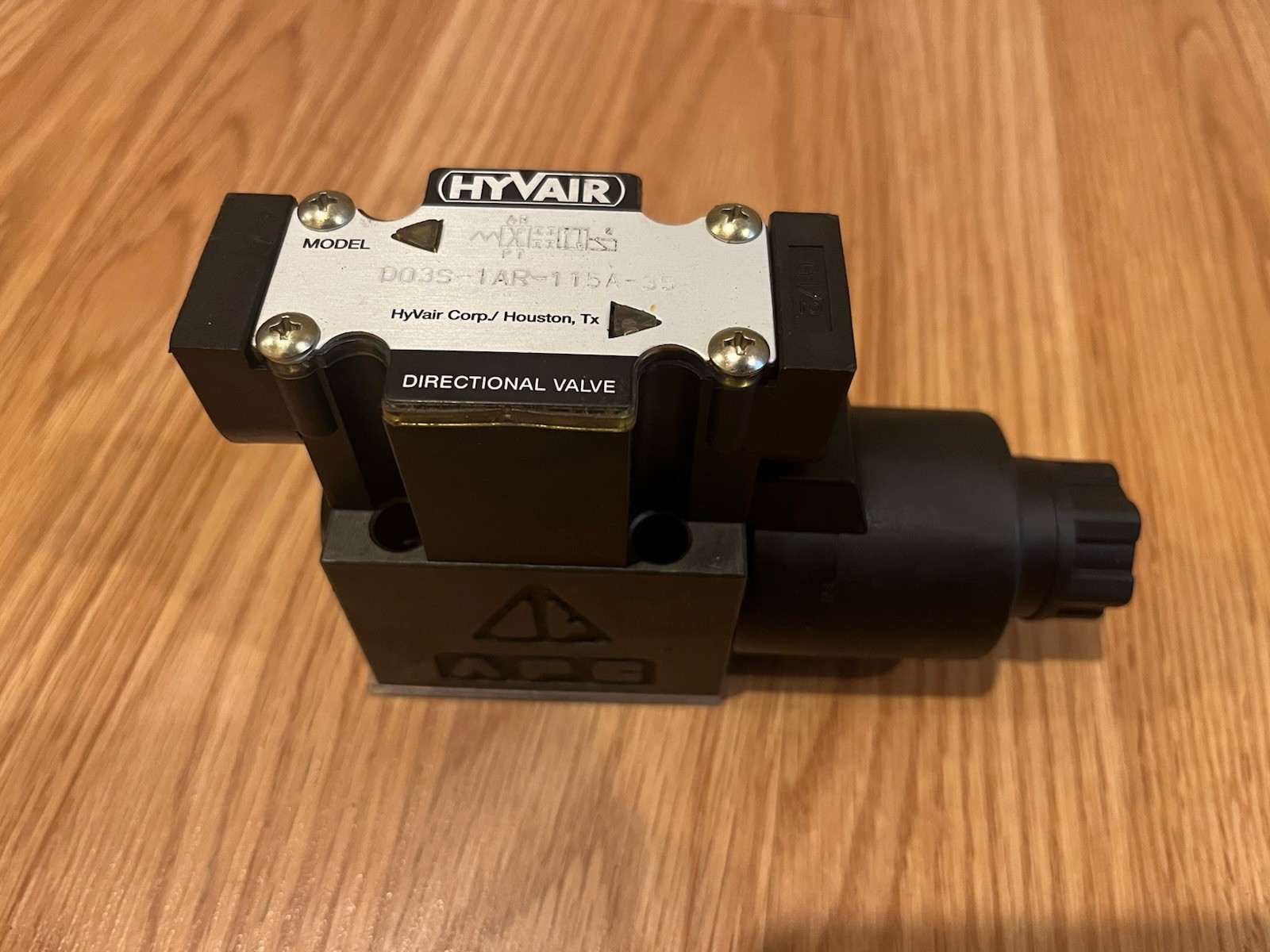 Hyvair D03S-1AR-115A-35 Solenoid Operated Directional Valve. New No Box