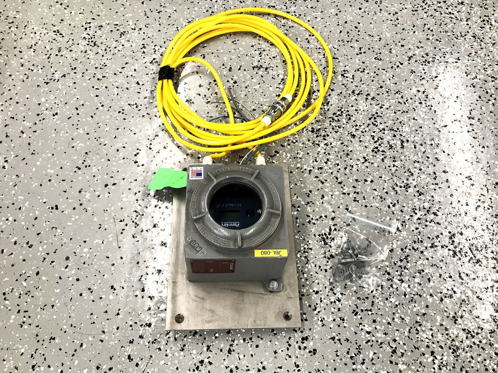 PureAire Oxygen Analyzer With (Killark Box GRM-375L) TX-1100-EXR USED