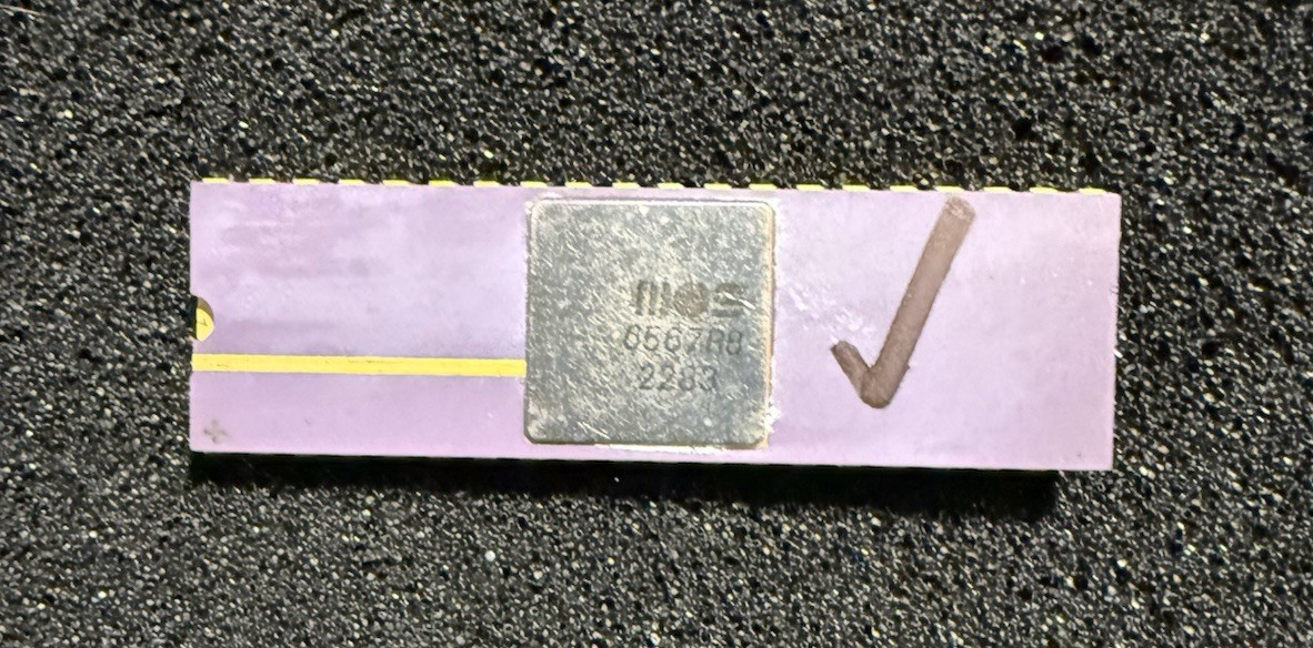 Rare Ceramic MOS 6567R8 VIC II VIC-II Video Chip Commodore 64 Working NTSC