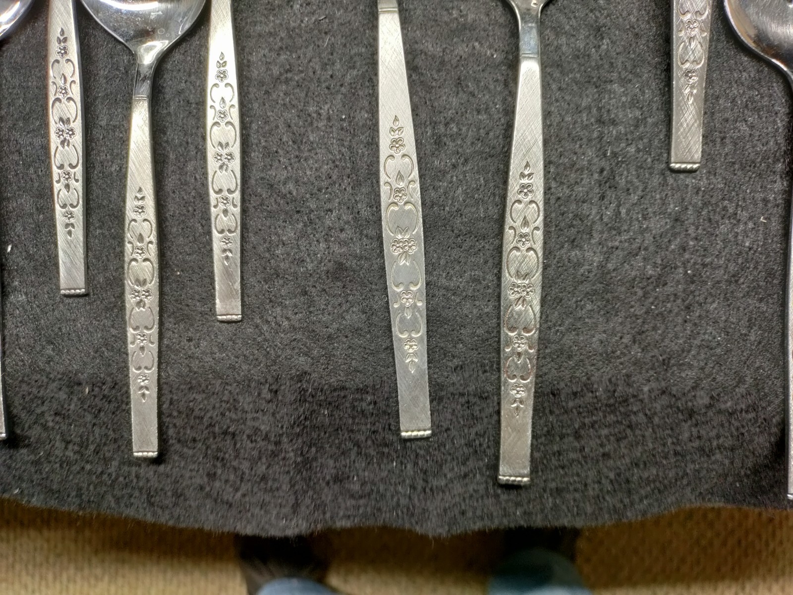 WM ROGERS ONEIDA SPANADA FLATWARE SET 64 PIECES SET OF 12 PLUS 4 SERVING ITEMS