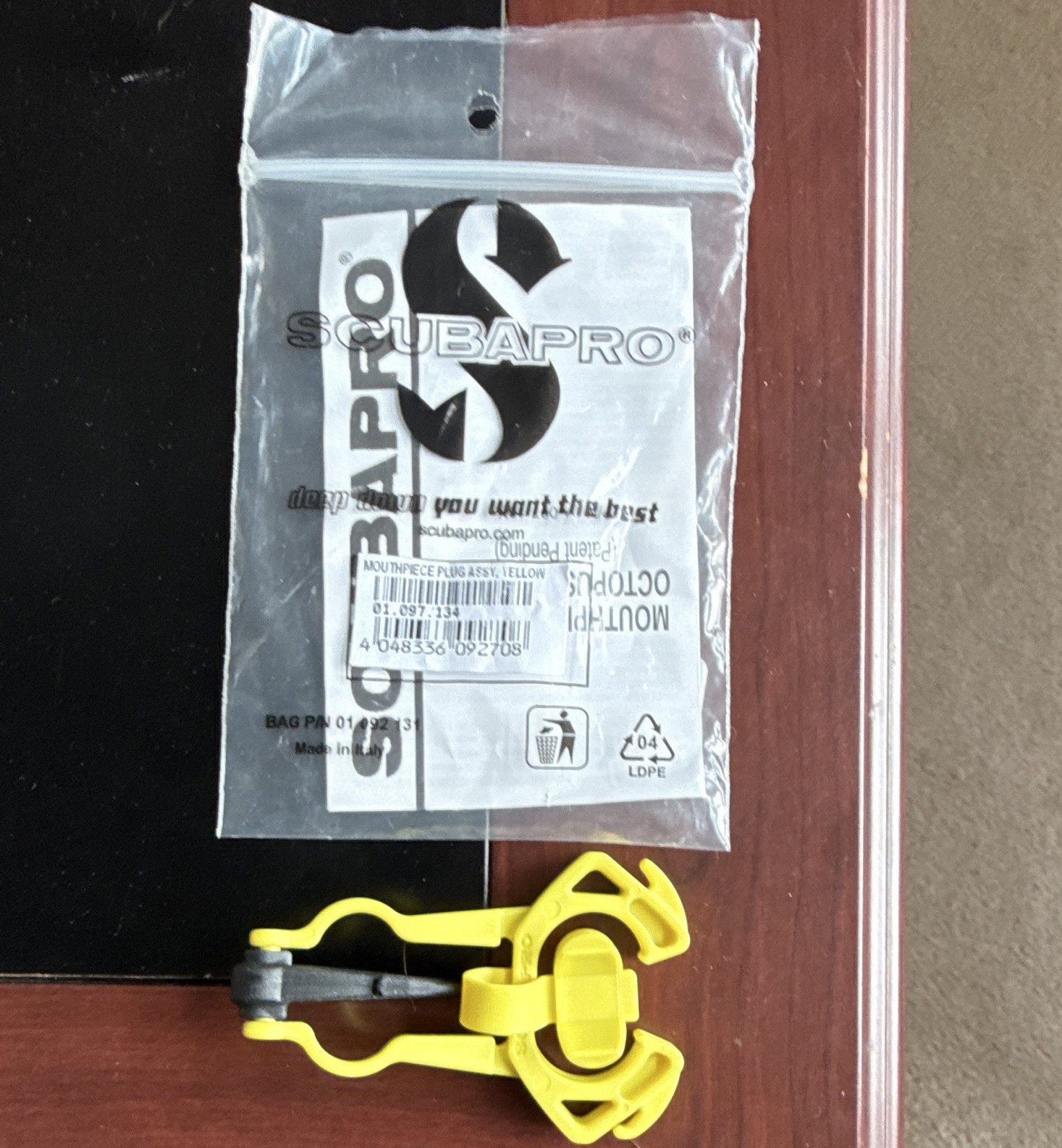 Scubapro Octopus Retainer & Plug with clip  Yellow MPN 01.097.134