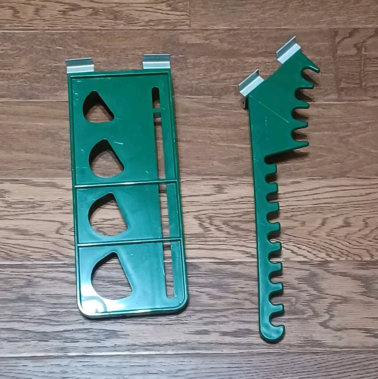 Irons and Woods Sets Plastic display holder for slat wall Green. Pre-owned