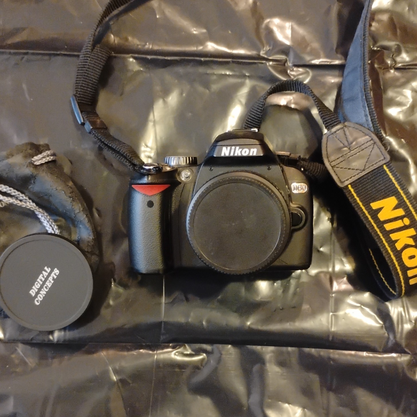 👀Nikon D60 10.2mp 50mm SLR Digital Camera w/ lenses, caps and camera strap🔥🔥