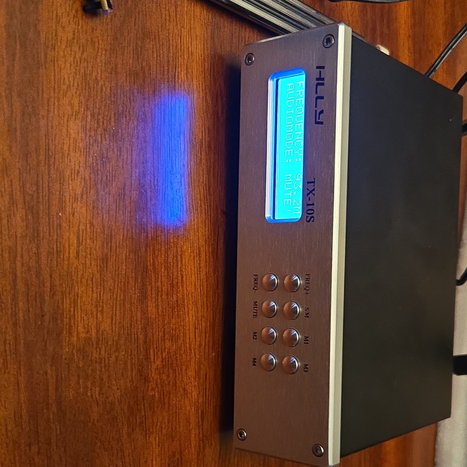 HLLY TX-10S FM Audio/Video Transmitter 93.2MHz Mute DC 12V Antenna