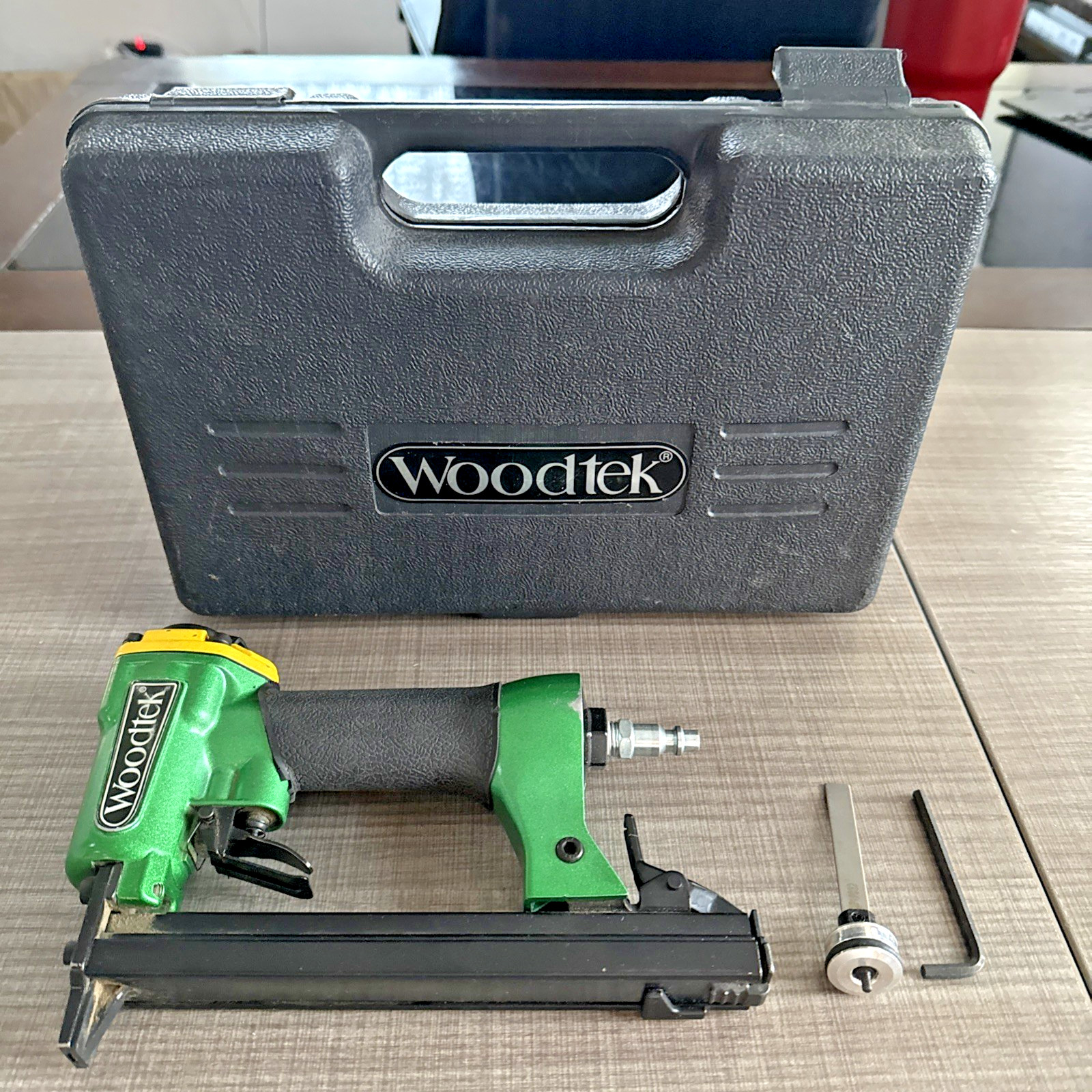 Woodtek  Crown Air Stapler 7/16"  22 Gauge 16mm Staples Gun with Case! L@@K!