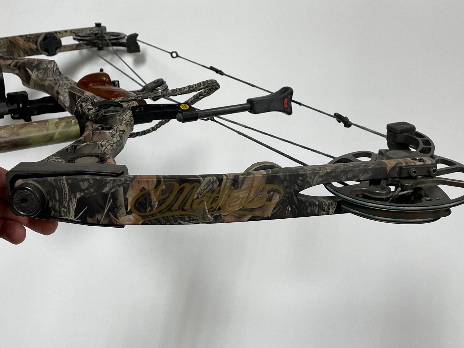 Matthews Switchback RH Compound Bow w/ Spot Hogg Sight - 70#, 35.5" Cable Length