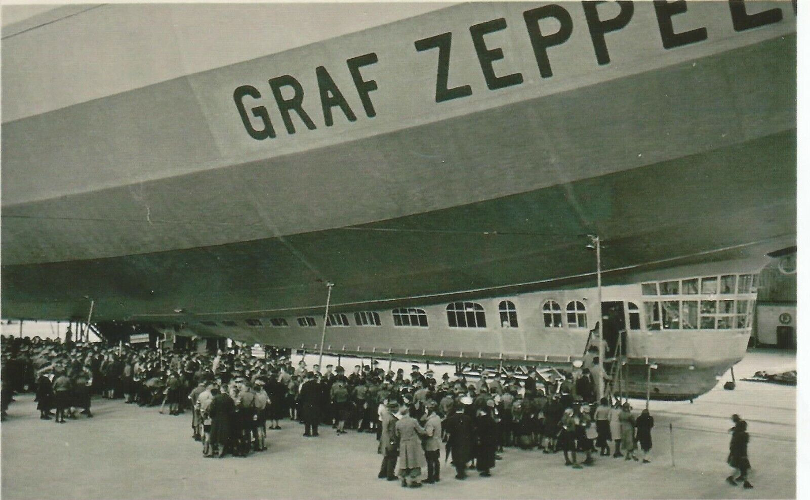 WW II German Photo --  GRAF ZEPPELIN  -    Air - Ship