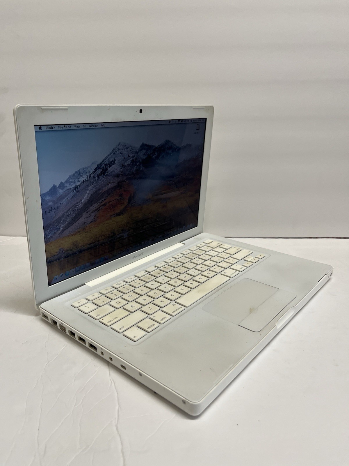 Apple MacBook A1181 Intel Core 2 Duo 2.1GHz 120GB Space 1GB RAM 13.3”