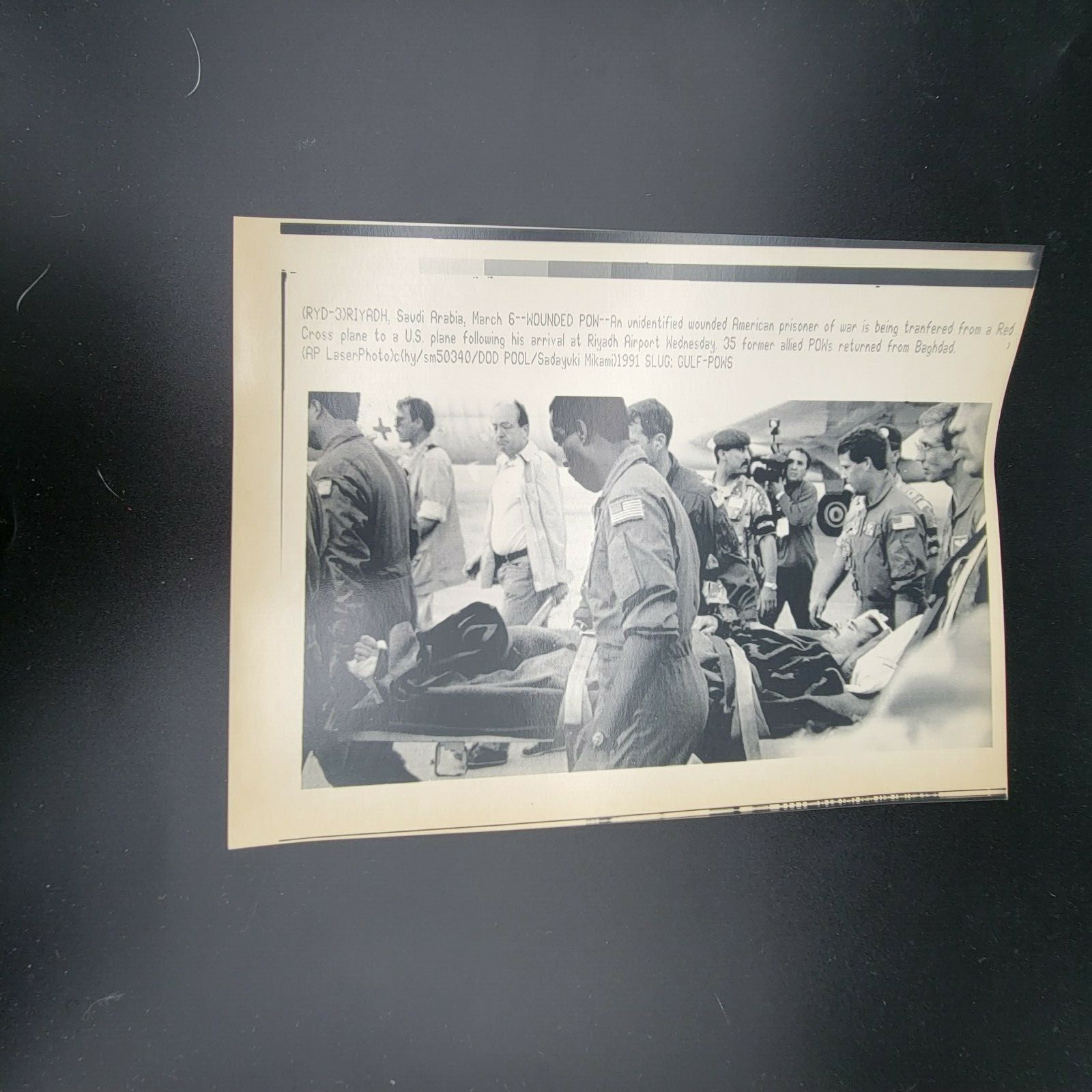 US POW Returning Home AP Leaf Desk Press Photos Gulf War 1991 Saudi Arabia