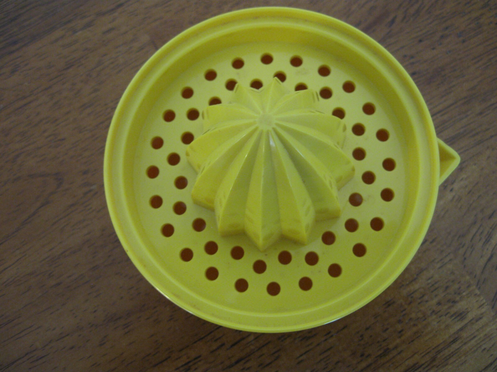 Lemon Juicer w/ Lid & Spout  Plastic MCM Vintage