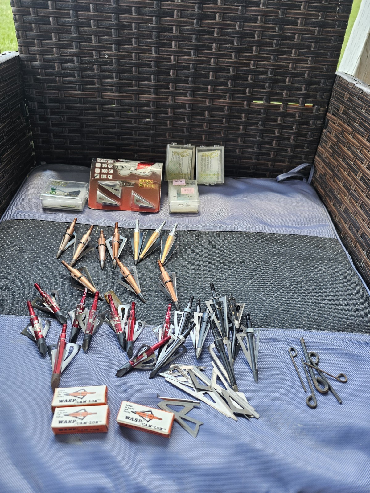 VTG 3 WASP CAM LOK REPLACEMENT BROADHEAD BLADES PLUS 28 ARROW 4 PARTS  USED #5