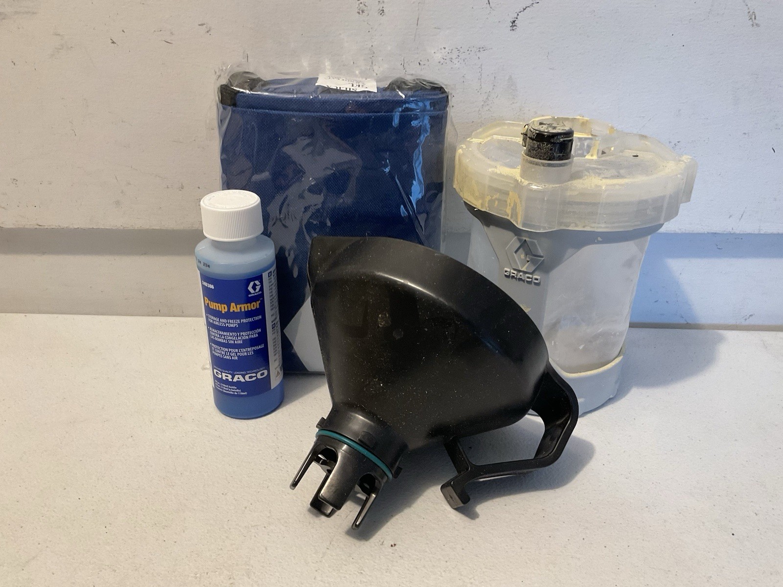 Graco TrueCoat 360 FlexLiner Cup, Funnel, Pump Armor & Carrying Bag 32 oz
