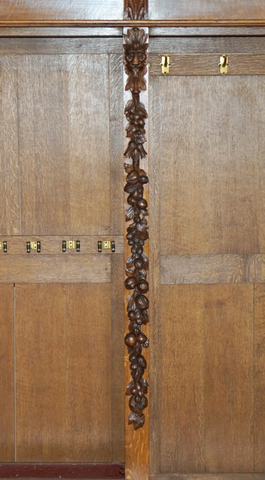 FINEST QUALITY HAMPTON & SON'S ANTIQUE VICTORIAN WALNUT HAND CARVED BACON SETTLE